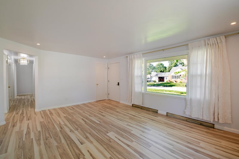 1073 Suburban Dr, De Pere, WI 54115