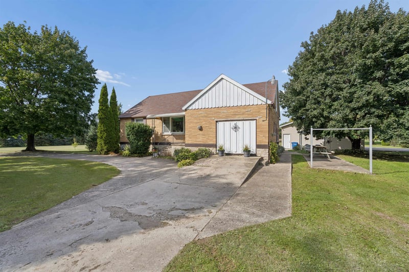 2562 Black Wolf Ave, Oshkosh, WI 54902