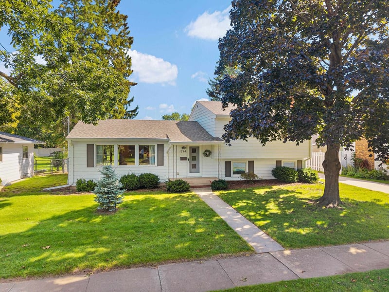 1214 Campbell St, Neenah, WI 54956