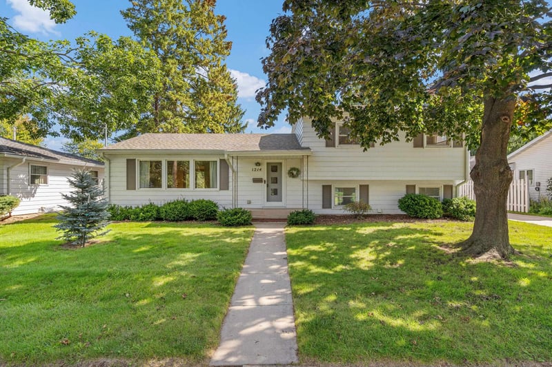 1214 Campbell St, Neenah, WI 54956