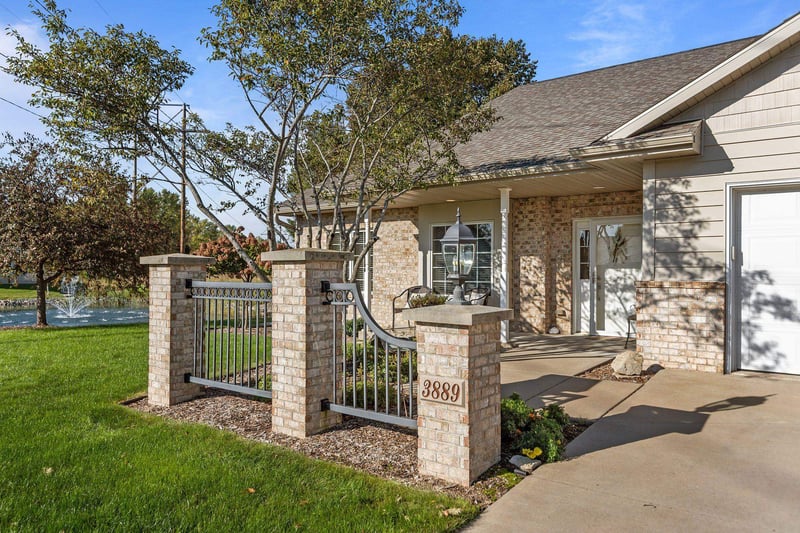 3889 N Crosscreek Cir, Appleton, WI 54913