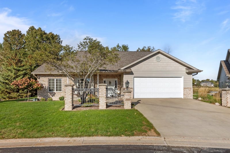 3889 N Crosscreek Cir, Appleton, WI 54913