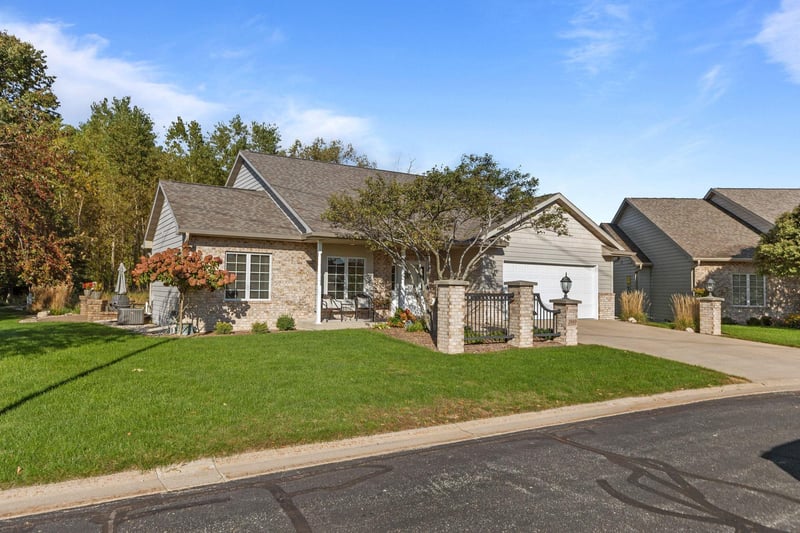 3889 N Crosscreek Cir, Appleton, WI 54913