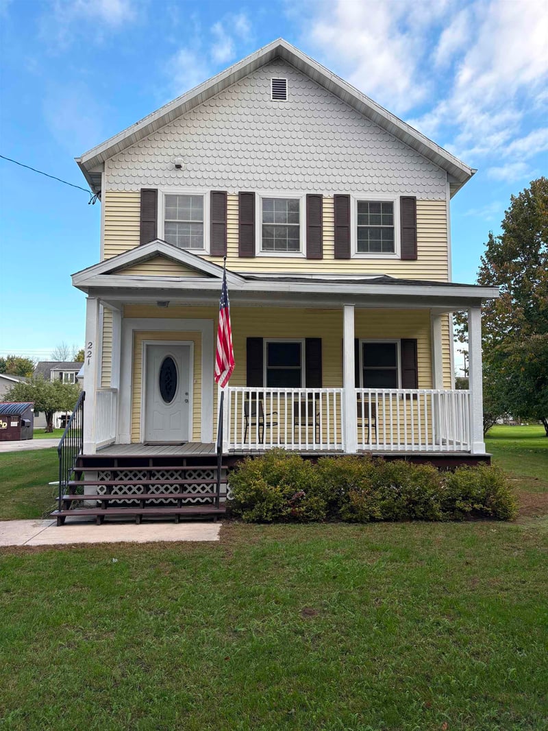 221 Bridge St, Oconto, WI 54153