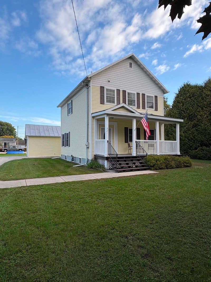 221 Bridge St, Oconto, WI 54153