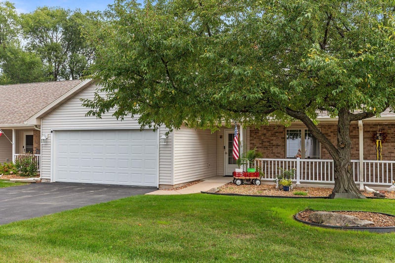 2770 Havenwood Dr #B, Oshkosh, WI 54902