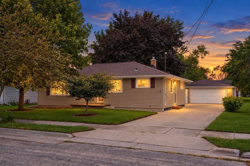 736 John St, Menasha, WI 54952