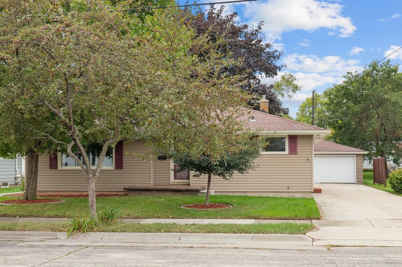 736 John St, Menasha, WI 54952