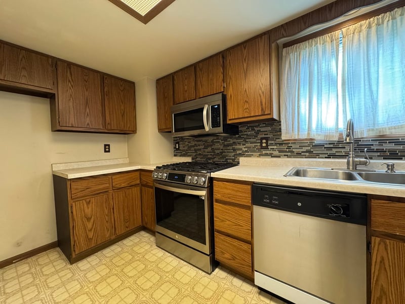 1345 W 18th Ave, Oshkosh, WI 54902