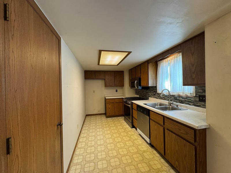 1345 W 18th Ave, Oshkosh, WI 54902