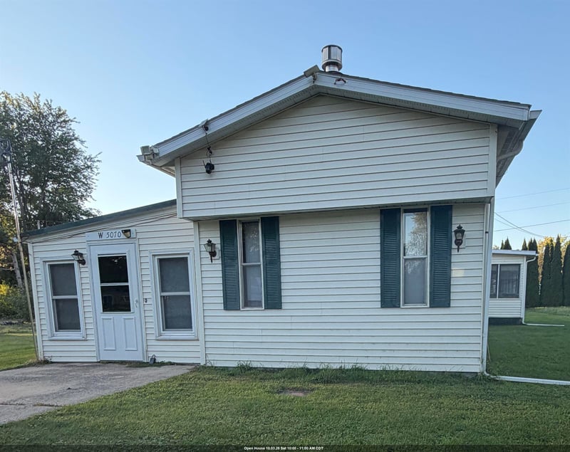 W5070 Woodland Rd, Shawano, WI 54166