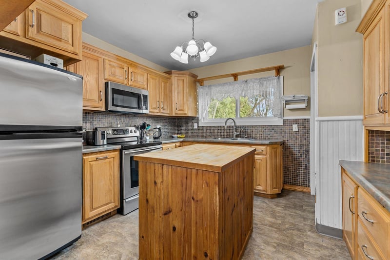 N4302 Thompson Rd, Shiocton, WI 54170-8831