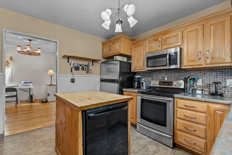 N4302 Thompson Rd, Shiocton, WI 54170-8831