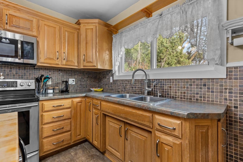 N4302 Thompson Rd, Shiocton, WI 54170-8831