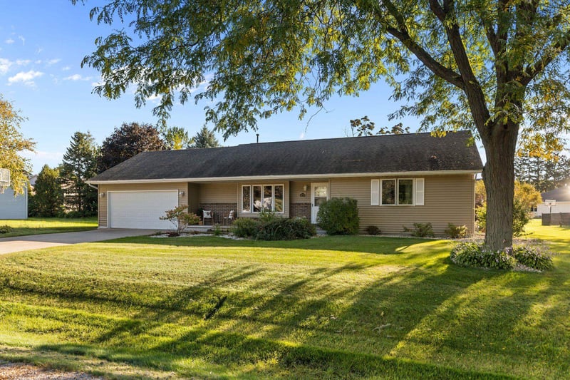 1270 Snowdon Dr, Oshkosh, WI 54904