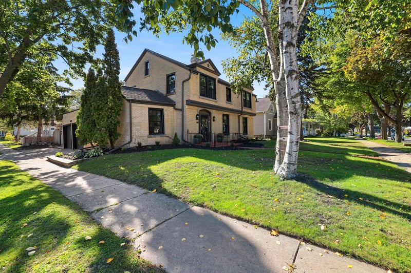 526 N Broadway St, De Pere, WI 54115-2502