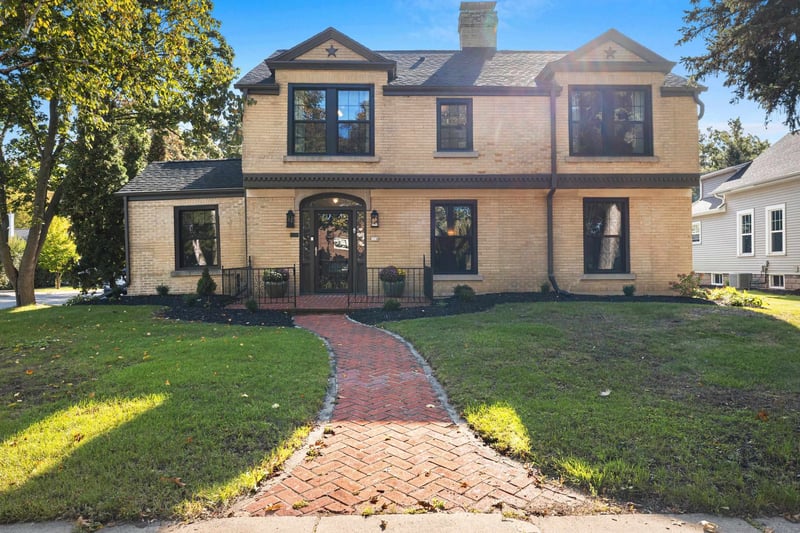 526 N Broadway St, De Pere, WI 54115-2502