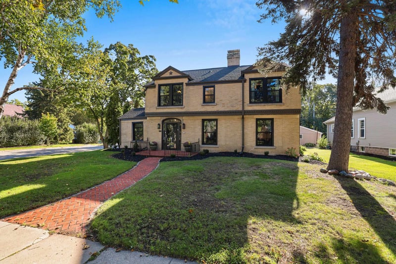 526 N Broadway St, De Pere, WI 54115-2502