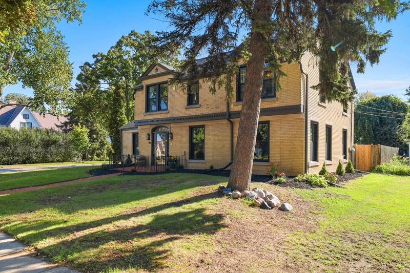 526 N Broadway St, De Pere, WI 54115-2502