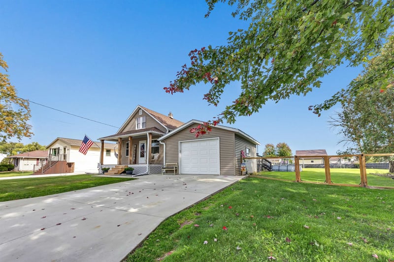 506 Pine St, Pulaski, WI 54162