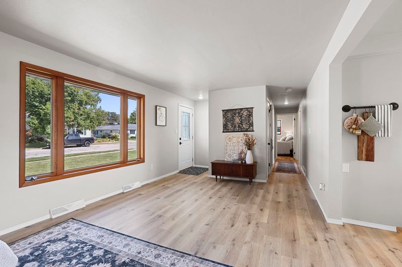 1682 Debra Ln, Green Bay, WI 54302