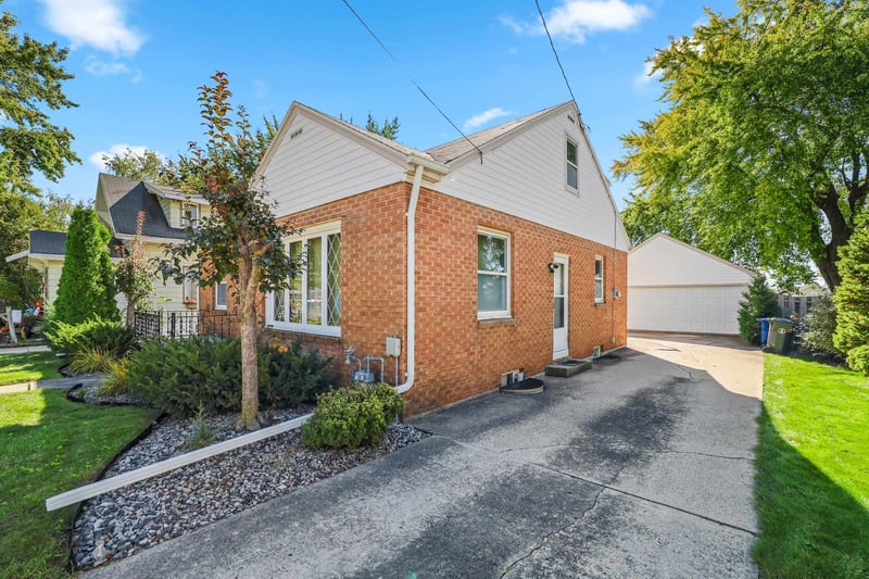 319 E Lincoln Ave, Little Chute, WI 54140