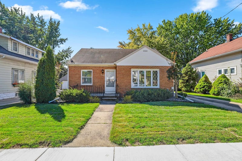 319 E Lincoln Ave, Little Chute, WI 54140