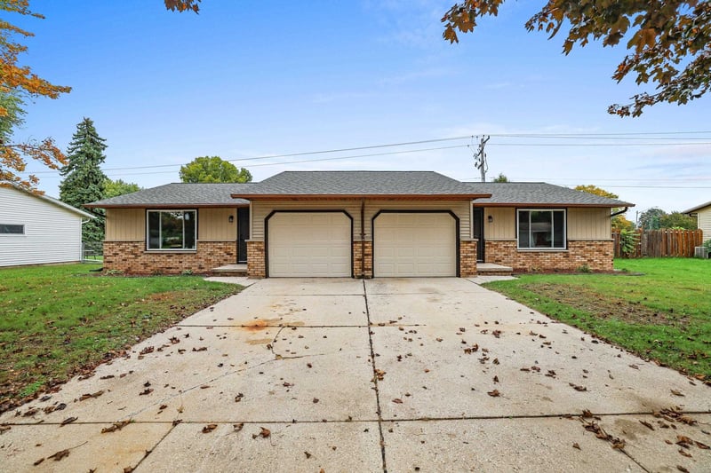 1741 Arnold Dr, Green Bay, WI 54304-3039