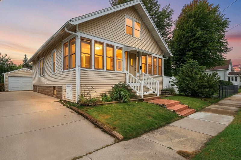 935 W 8th Ave, Oshkosh, WI 54902-5862