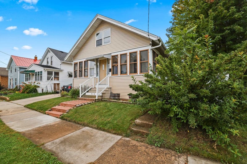 935 W 8th Ave, Oshkosh, WI 54902-5862