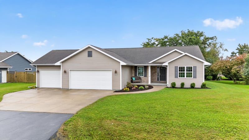 3875 Duchess Ln, Oshkosh, WI 54904-7325