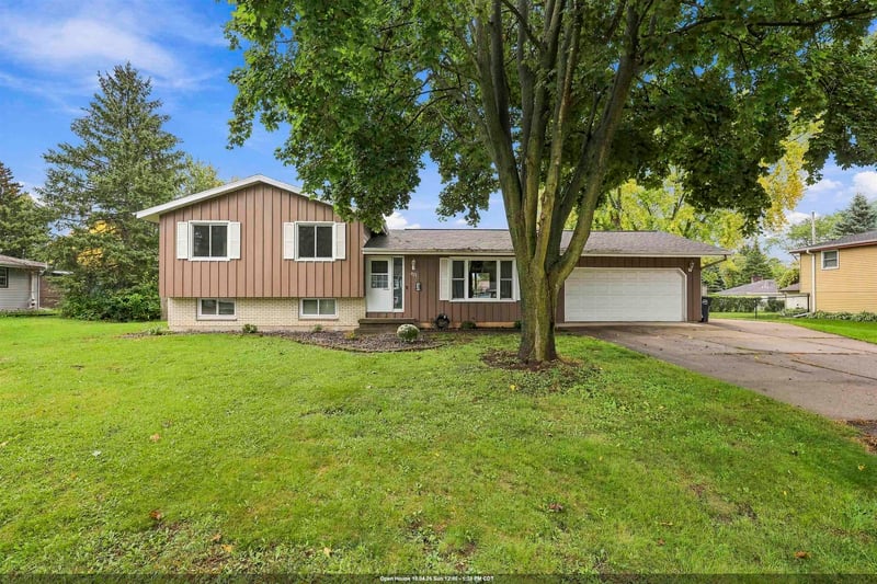 821 Woodfield Rd, Neenah, WI 54956
