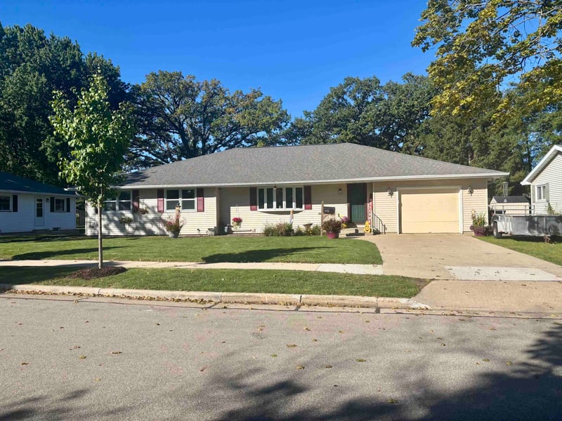 135 N Meadow St, Oshkosh, WI 54902