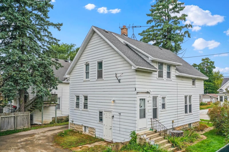 327 W 16th Ave, Oshkosh, WI 54902-6801