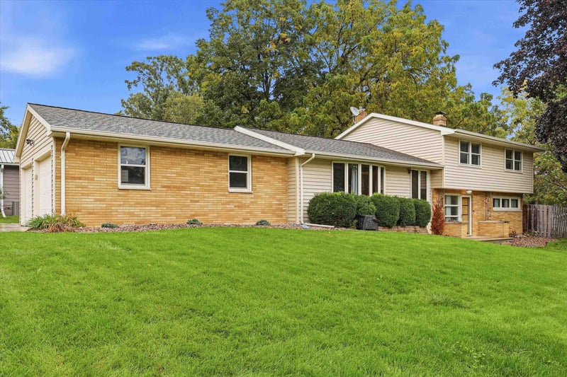 419 Simonet St, Allouez, WI 54301