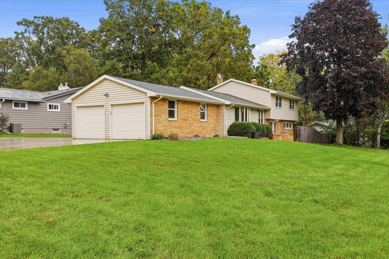 419 Simonet St, Allouez, WI 54301