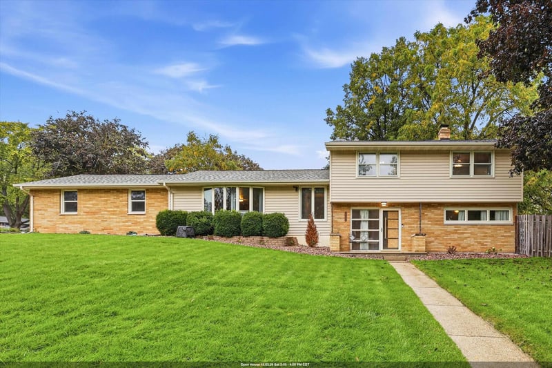 419 Simonet St, Allouez, WI 54301