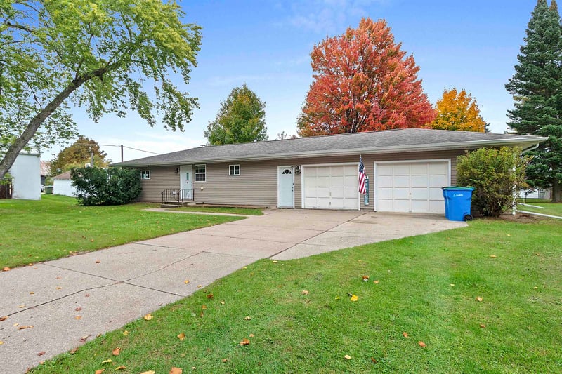 1036 Bartelt St, Gresham, WI 54128
