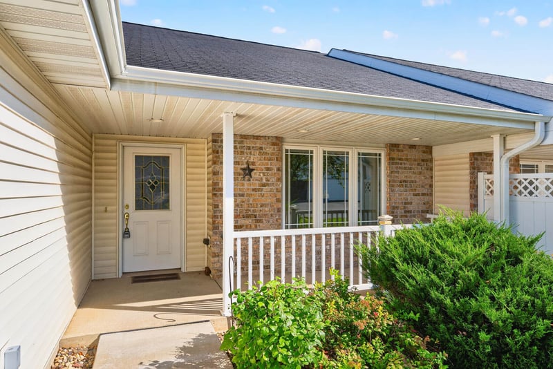 246 Wyldewood Dr #E, Oshkosh, WI 54904
