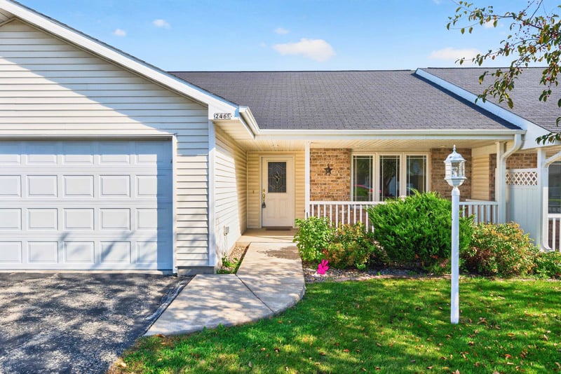246 Wyldewood Dr #E, Oshkosh, WI 54904