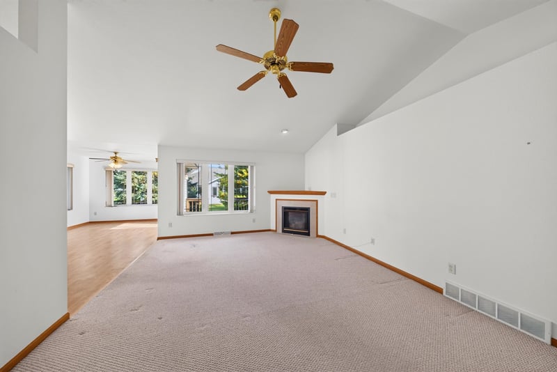 246 Wyldewood Dr #E, Oshkosh, WI 54904