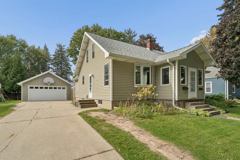 2119 N Erb St, Appleton, WI 54911