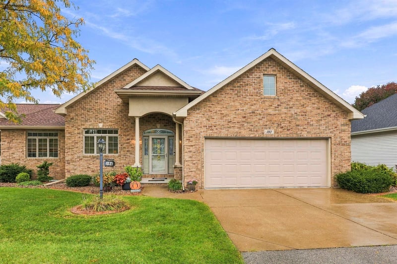 180 Golf Course Dr, Wrightstown, WI 54180