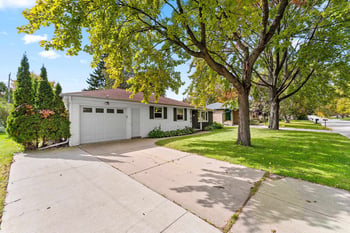 1575 Forest Glen Dr, Green Bay, WI 54304-2944