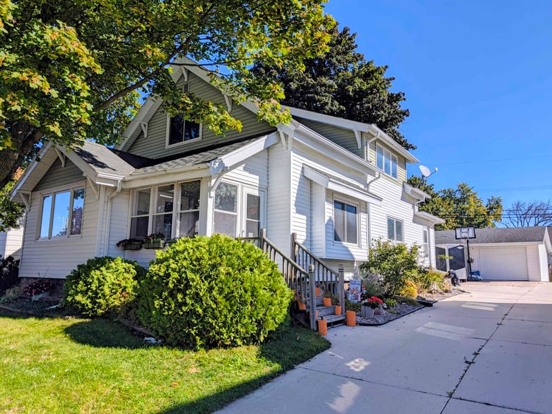 318 S Main St, Brillion, WI 54110-1208