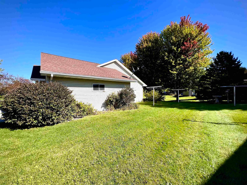 2039 Meadow Links Dr, New Franken, WI 54229-9788