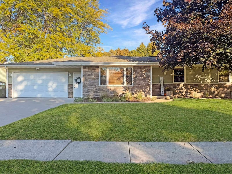 924 Laurel Ln, Kaukauna, WI 54130-2632