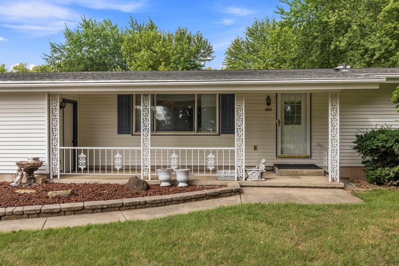 943 N Oakwood Rd, Oshkosh, WI 54904