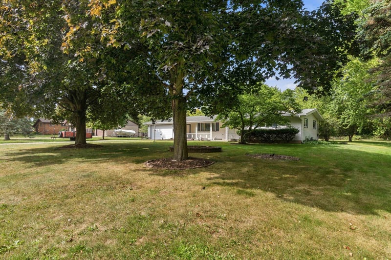 943 N Oakwood Rd, Oshkosh, WI 54904