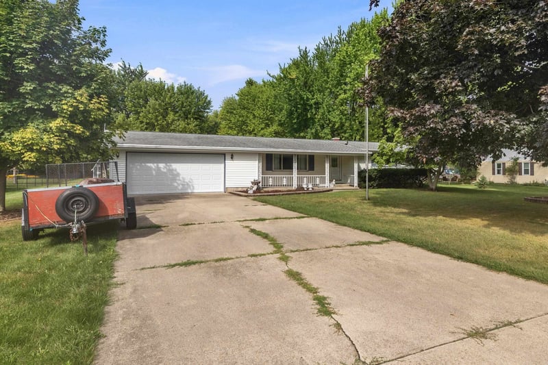 943 N Oakwood Rd, Oshkosh, WI 54904